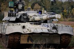 英雄联盟总决赛2025-双生叙事，F1赛场的惊魂一瞬与山西队的全面压制艺术