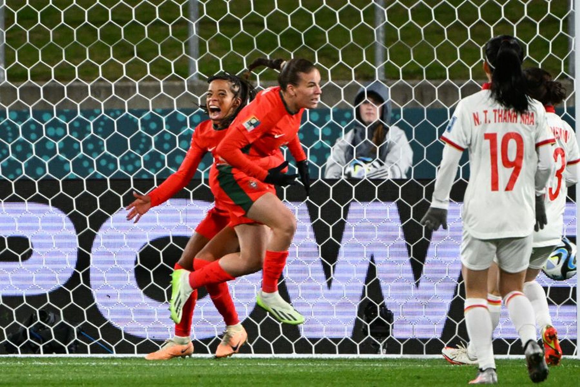 葡萄牙女足球员表现抢眼夺冠 葡萄牙女足球员表现抢眼夺冠