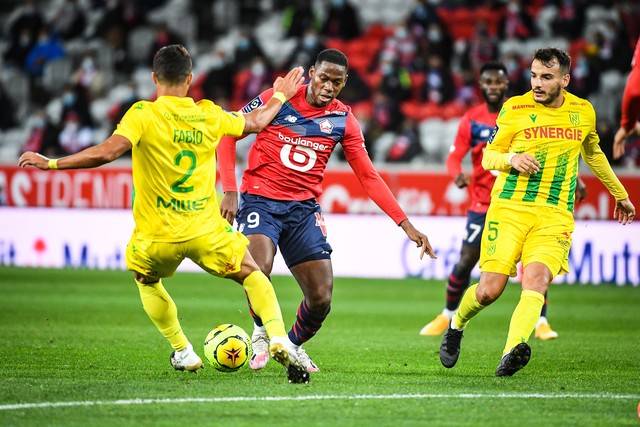 圣埃蒂安队员在法甲联赛中展现出色表现 圣埃蒂安队员在法甲联赛中展现出色表现