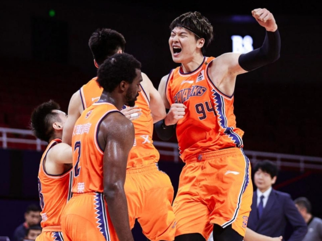 上海队轻取四川队,王哲林关键制胜 上海队轻取四川队,王哲林关键制胜