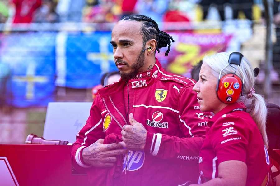 红牛车队力克梅赛德斯,汉密尔顿点燃赛场 红牛车队力克梅赛德斯,汉密尔顿点燃赛场