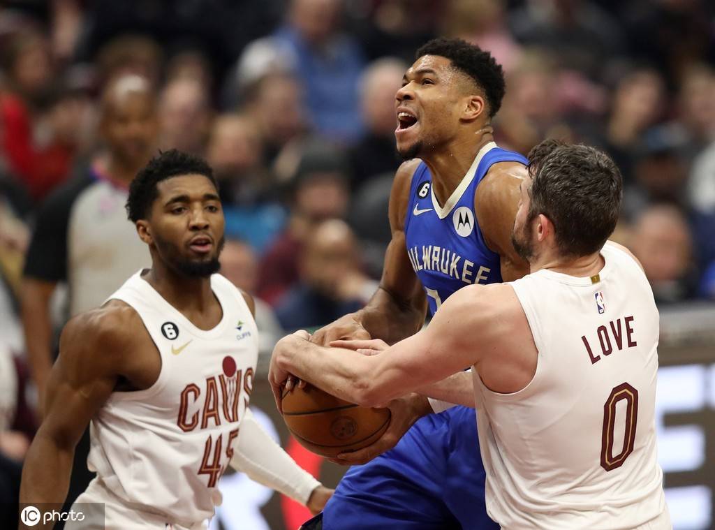 山东队横扫雄鹿，米切尔惊艳四座