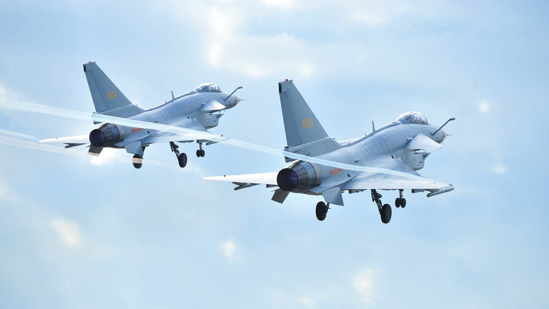 F1揭幕战引擎轰鸣夜,浓眉三分如雨落—一个不眠之夜的两种极致